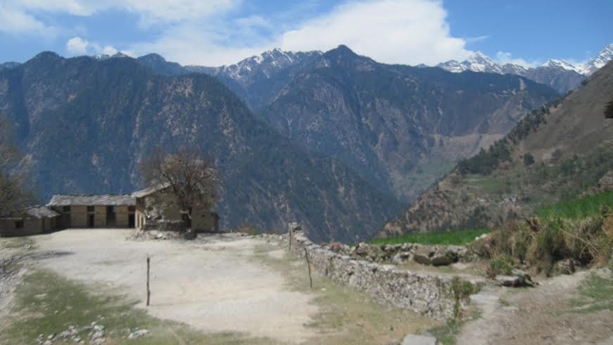   विद्यार्थी यार्सागुम्बा टिप्न जाँदा ५० बिद्यालय बन्द