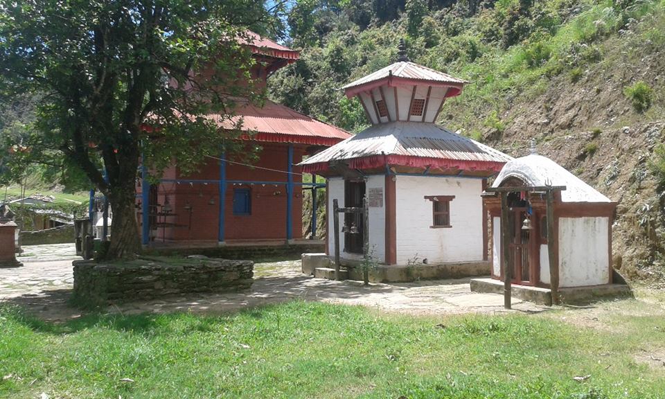   पहिरो जाँदा सिद्धकाली मन्दिर जोखिममा