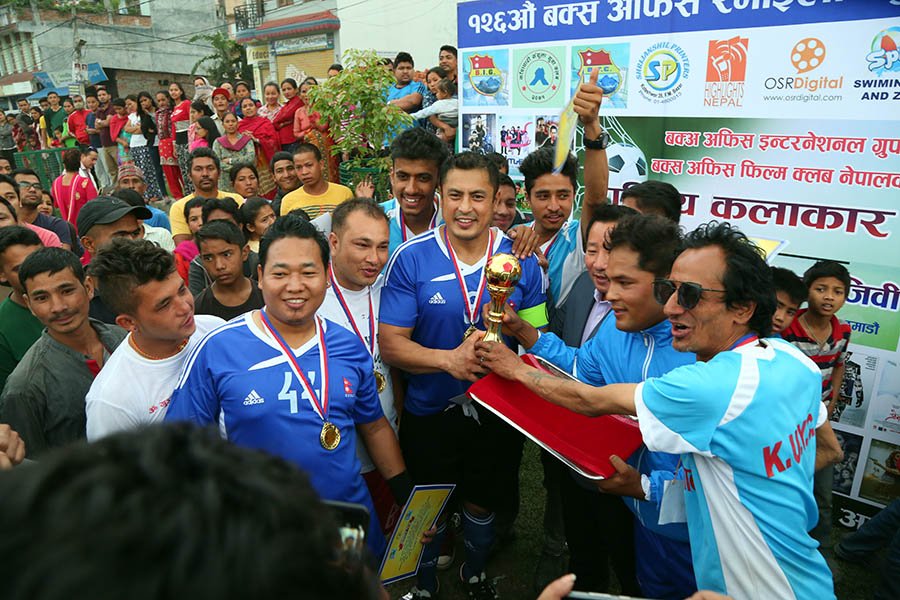   फुटवलमा कलाकारले बुद्धिजीवीलाई हराए