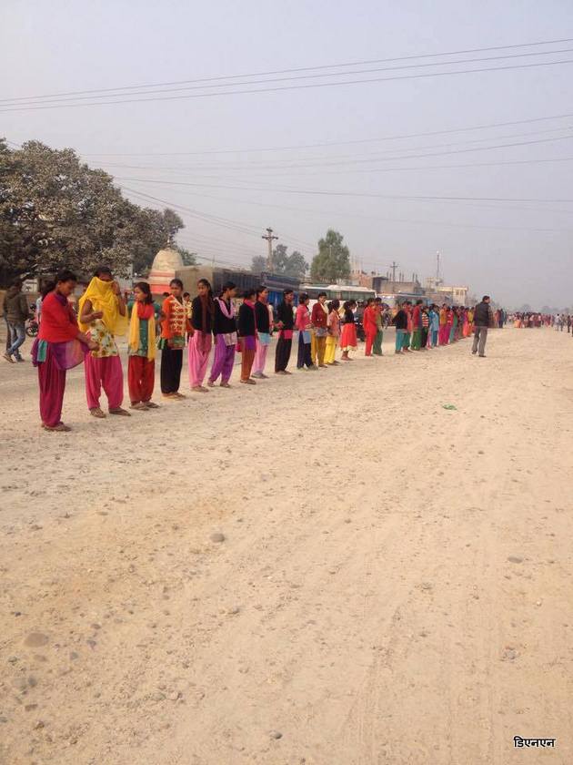   सिरहामा मानव साङ्लो प्रदर्शन, सरकारविरुद्ध कडा नाराबाजी (फाटो फिचर)