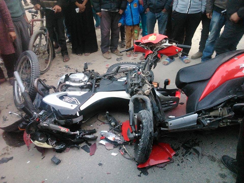  जोरपाटीमा मोटरसाइकल र स्कुटी ठोक्किदाँ तीन जना गम्भिर घाइते