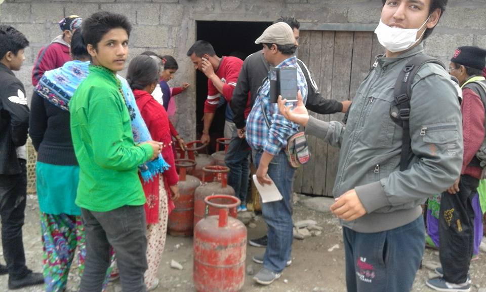   कालोबजारी गर्न राखिएको १ सय २० सिलिण्डर ग्यास वाइसिएलद्वारा कब्जा, स्थानीयलाई बाँडिदै