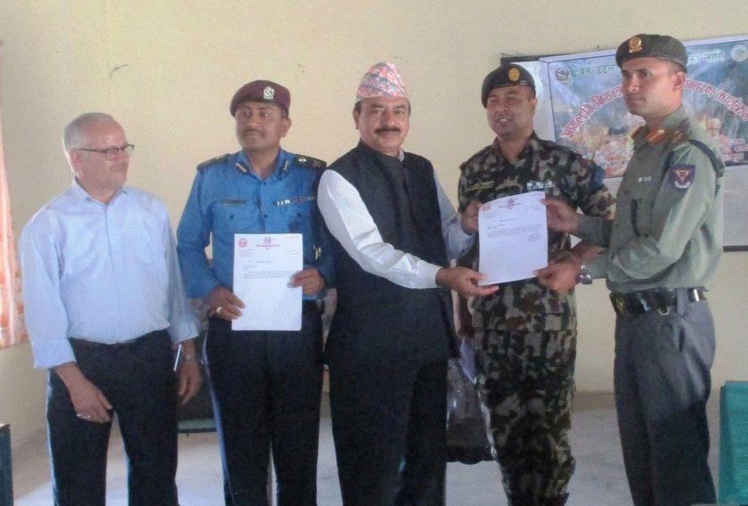   जिल्ला वन कार्यालयद्वारा अग्निनियन्त्रण सामाग्री हस्तान्त्रण