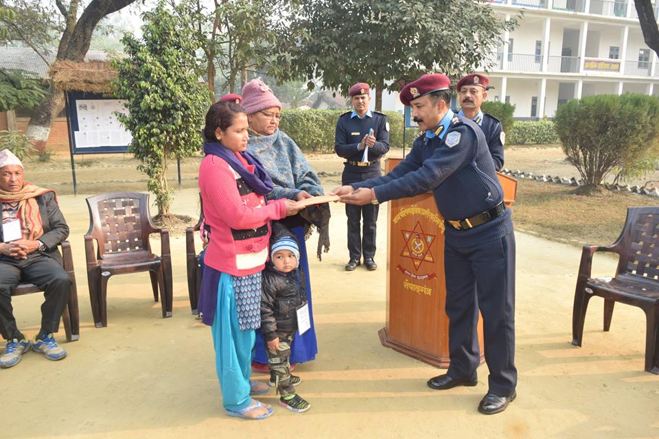   सवारी दुर्घटनामा परि मृत्यु भएका प्रहरी जवानको परिवारलाई आर्थिक सहयोग