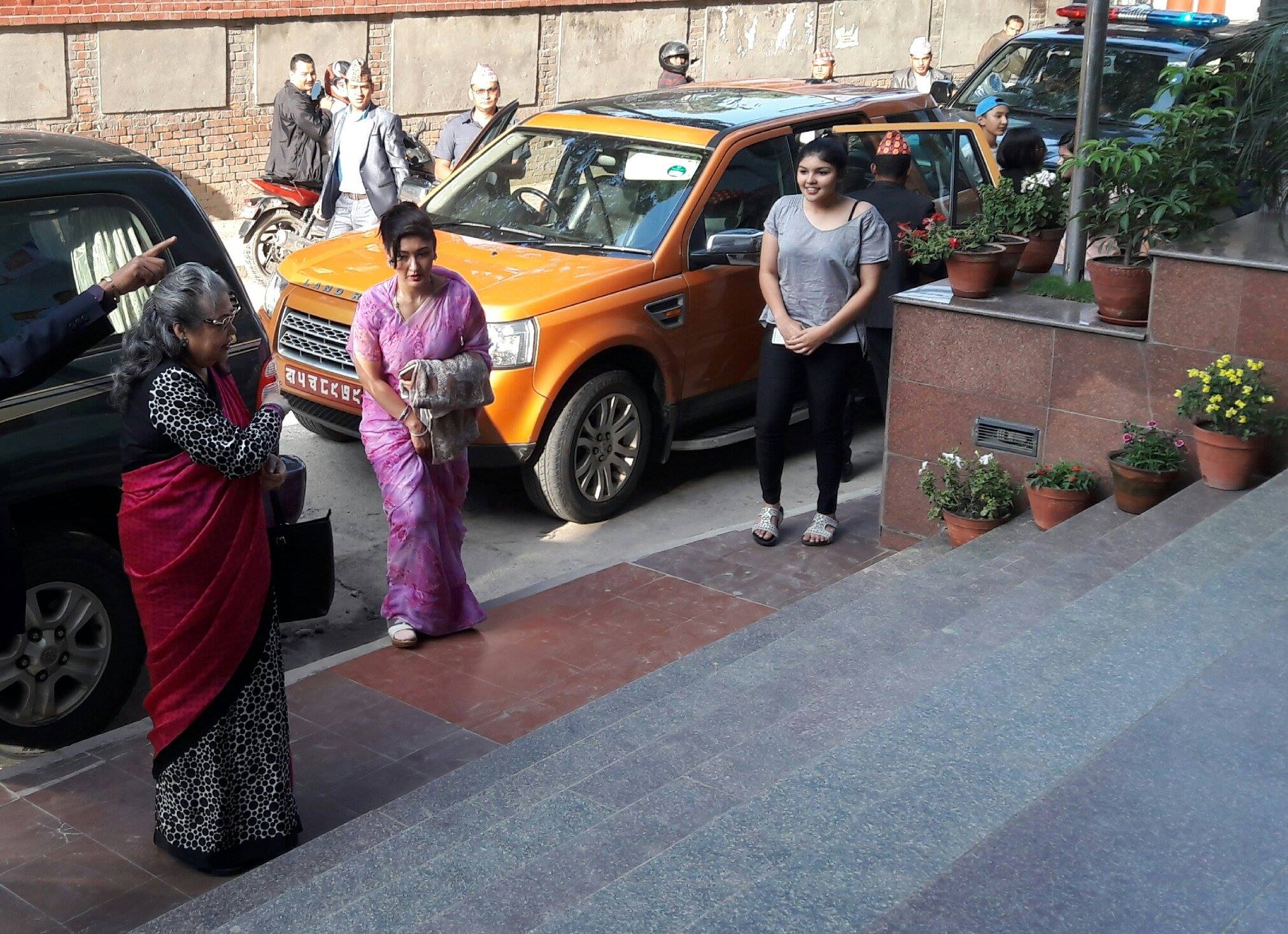   सासू र छोरीसहित ‘बाहुबली टु’ हेर्न पुगिन् हिमानी