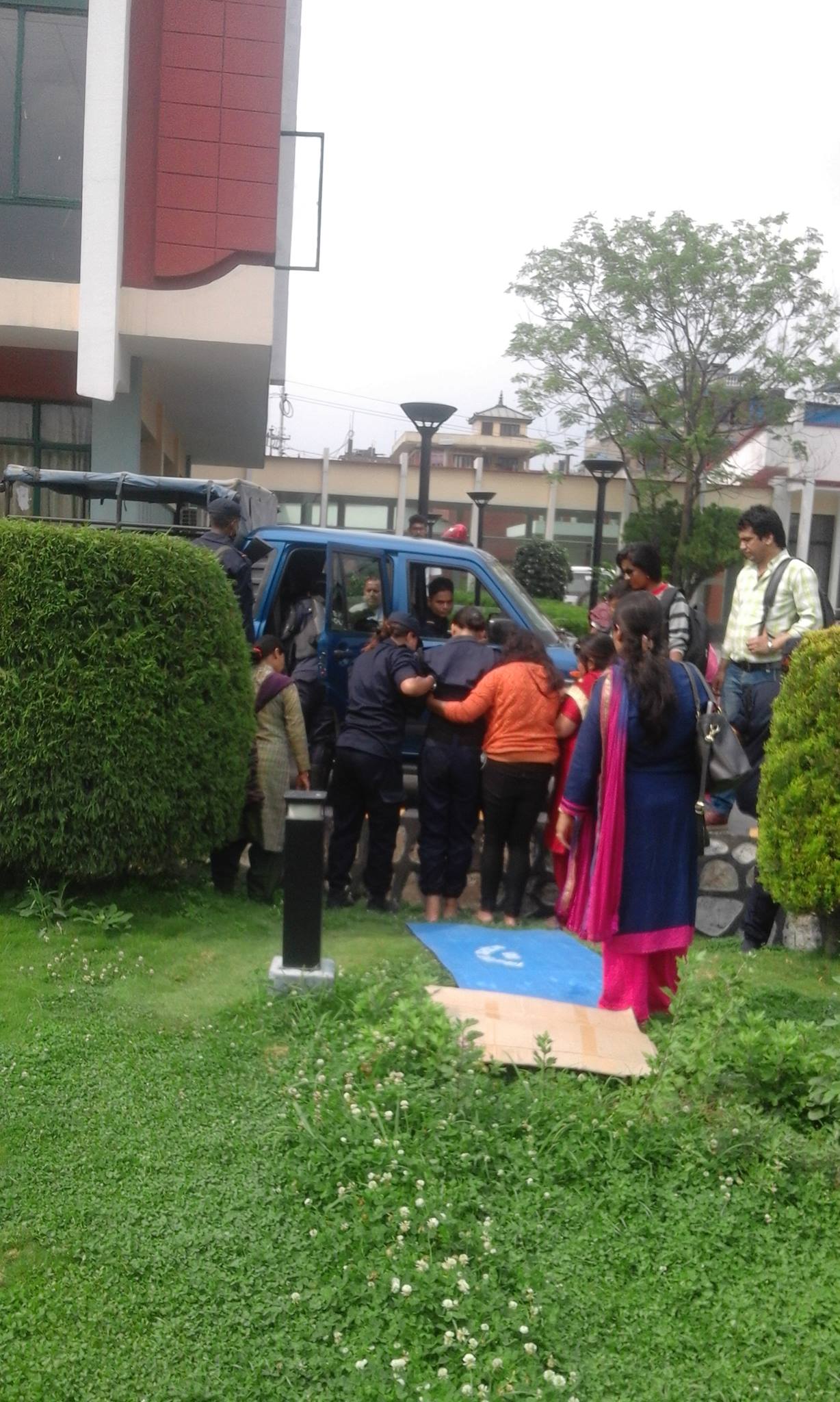   सभागृहमा अचानक ढलिन् एक म्यादी प्रहरी