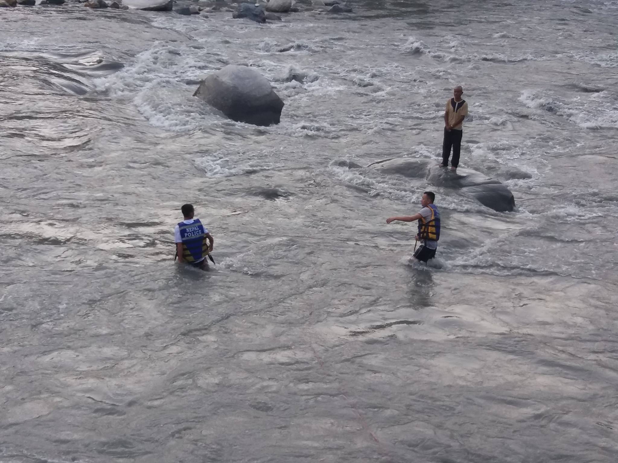   कालिगण्डकीले बगाएको मजदुरलाई यसरी उद्दार गरे प्रहरीले (भिडीयो)