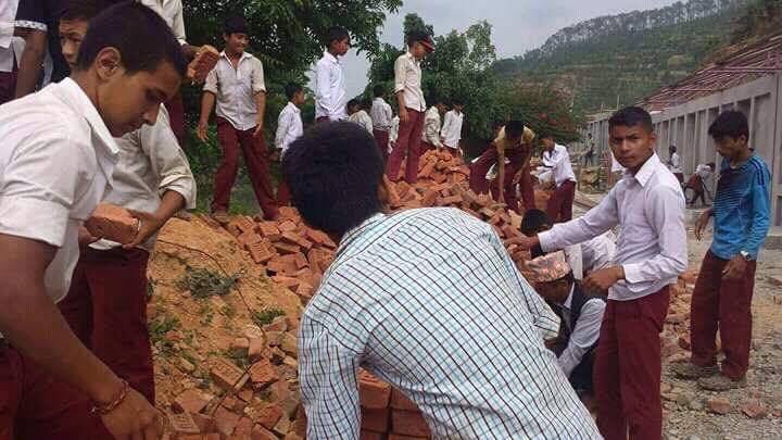   निर्माण सामाग्री बोक्न विद्यार्थीको प्रयोग