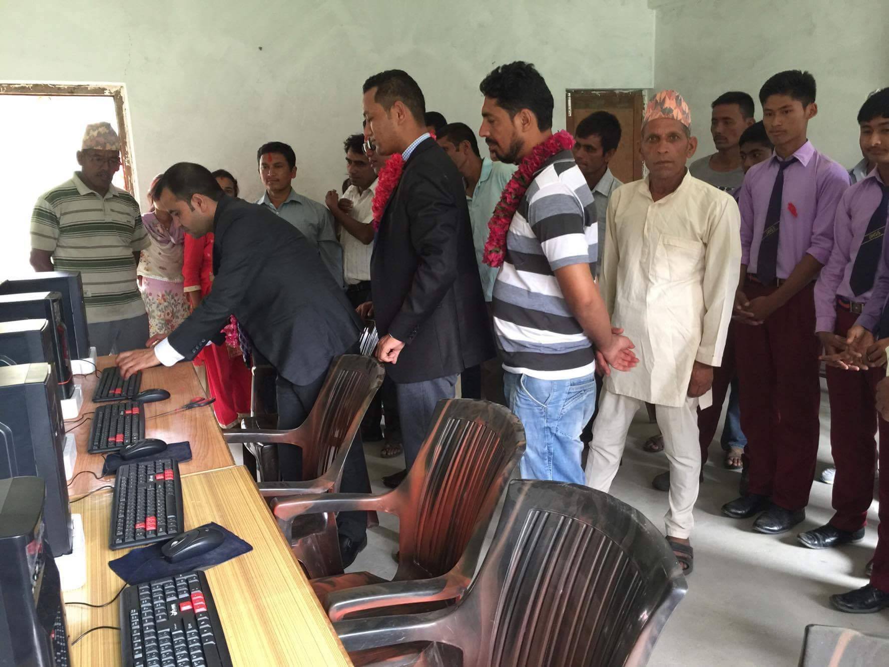  गायक हेमनद्वारा देवीस्थान बिद्याालयलाई कम्प्युटर सहयोग