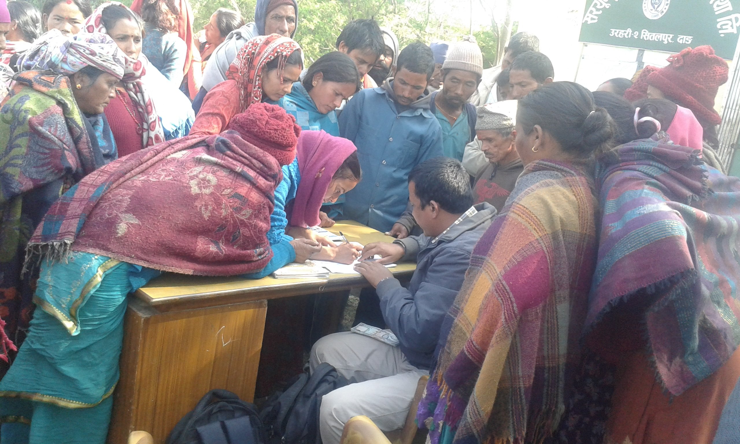   बाढपीडितको एलडिओ र डेफोलाई प्रश्नः हामीले ढलेको घर कहिले उठाउने ?