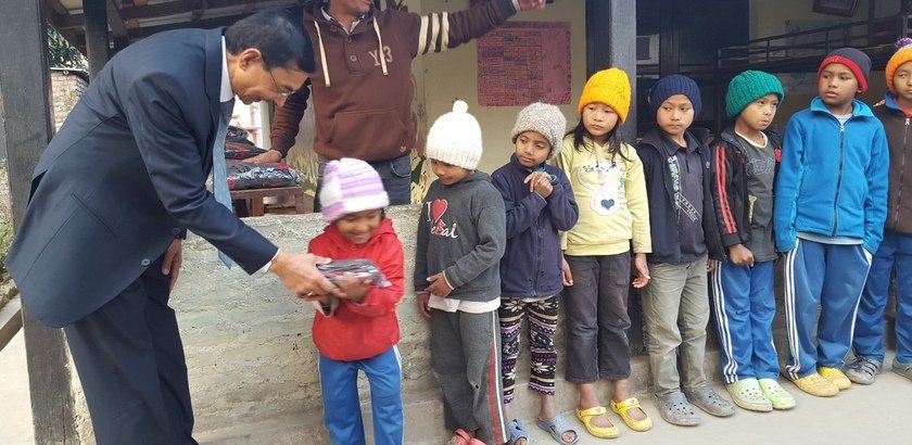   न्यु चिल्ड्रेन्स होमका बालबालिकालाई हिमालय बैंकको सहयोग