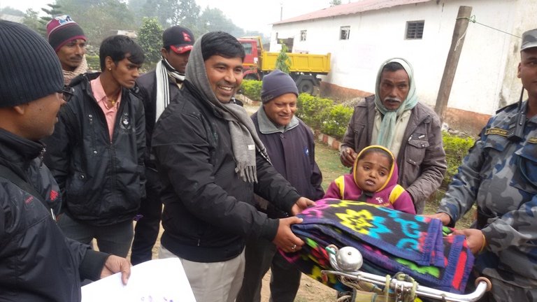   जाडोलाई मध्यनजर गर्दै सिरहामा कम्बल वितरण