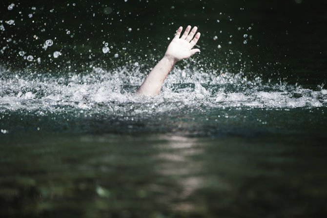   स्काभेटरले पारेको खाल्डोमा पौडी खेल्दा ज्यान गयो