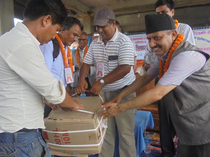 शिक्षामन्त्रीले आफ्नै लगानीमा महोत्तरीको १५ उच्च माविलाई पाठ्यपुस्तक वितरण गरे