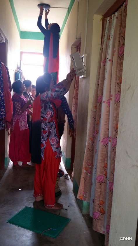   भूकम्पलाई अवसरको रुपमा लिँदै किशोरीहरु बिजुलीको काममा