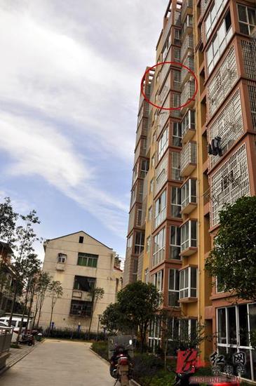 भवनको आठौं तल्लाबाट खसेर पनि बाँचे बालक