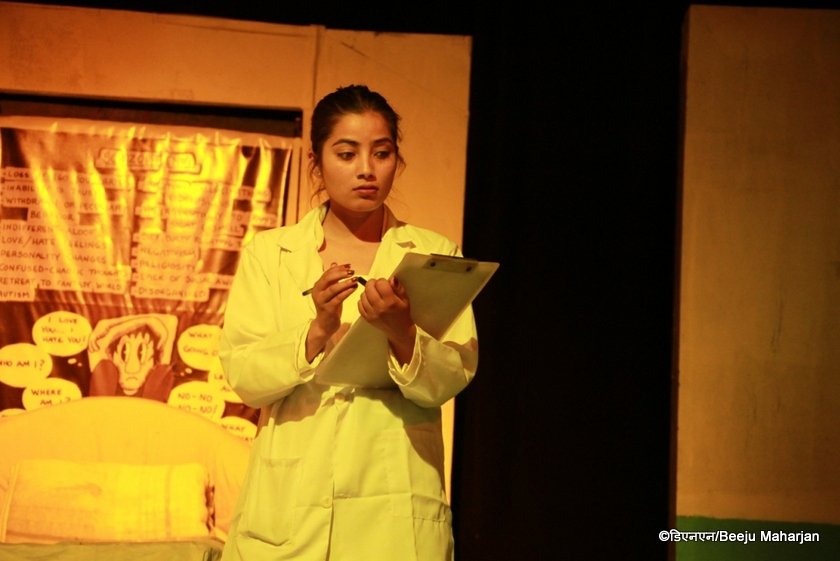   रंगमञ्च : ‘नाटक त गर्छौ, तर कामचाहिँ के गर्छौ भाइ ?’
