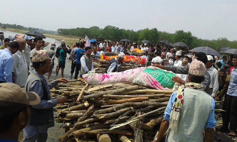 एकै घरका चार जनाको सामुहिक अन्तेष्टि