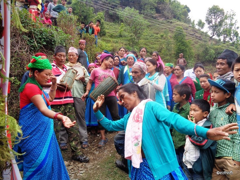   गाउँमा बत्ती पुगेपछि नाचगान गरेर खुसीयाली
