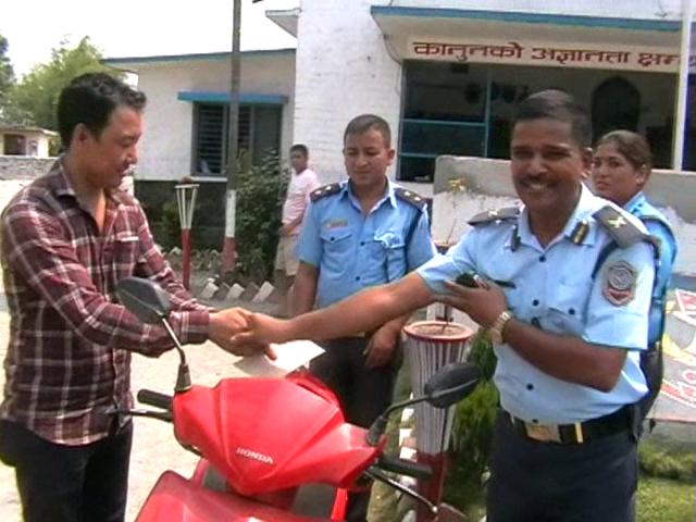   चोरी भएका स्कुटर प्रहरीद्वारा फिर्ता
