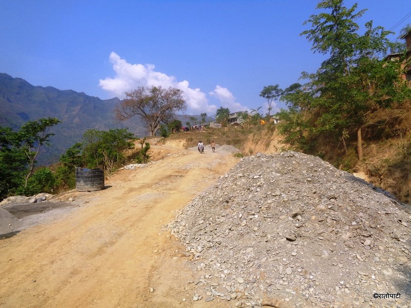   ढिलासुस्ती गर्ने ठेकेदारलाई जरिवाना