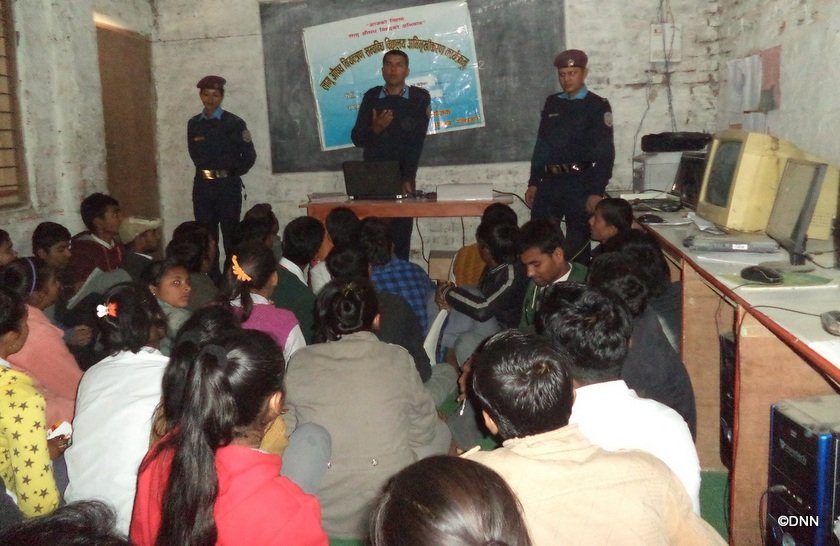   सिरहामा लागुऔषध नियन्त्रण सम्बन्धीे प्रहरी विद्यालयमा जनचेतना जगाउँदै