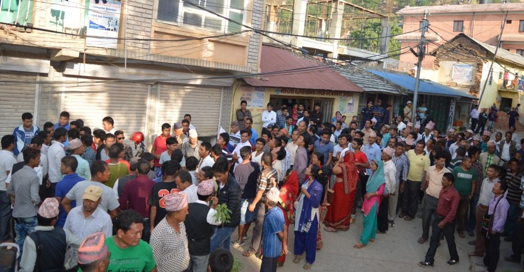   तालमेलको विरोध गर्दैै एमाले कार्यालय घेराउ