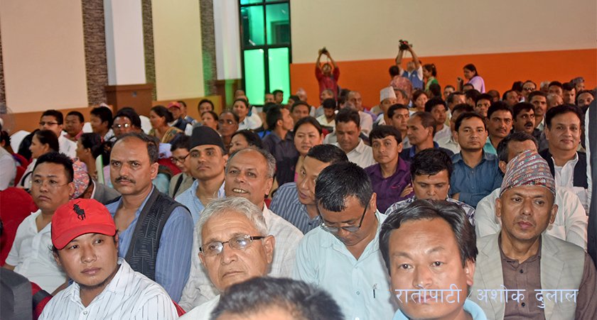   माओवादी केन्द्रको कार्यविभाजन : बहुपदीय वा एकपदीय प्रणाली जाने भन्नेमा विवाद