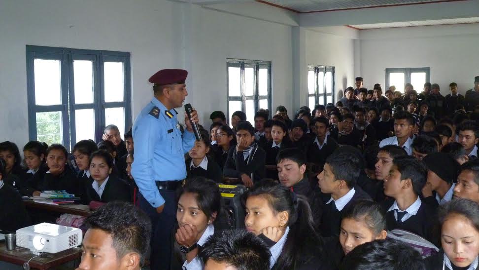  लागु औषधबारे शिक्षा दिन स्कूलमा प्रहरी