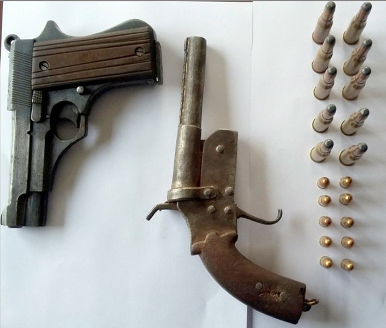   गोठमा लुकाएको हतियार र गोली बरामद