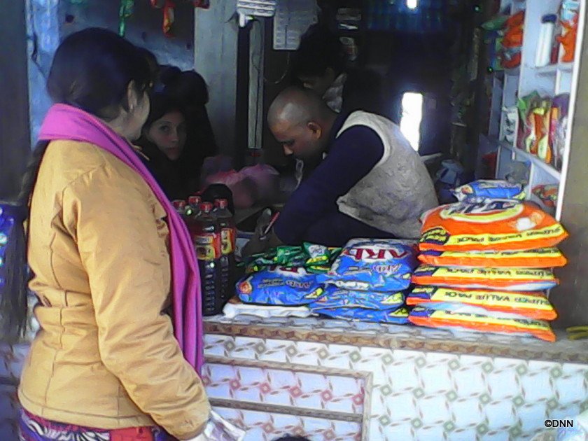   सीमाबजारको दृश्यः भारतीय बजारमा भीडभाड, नेपाली बजार सुनसान