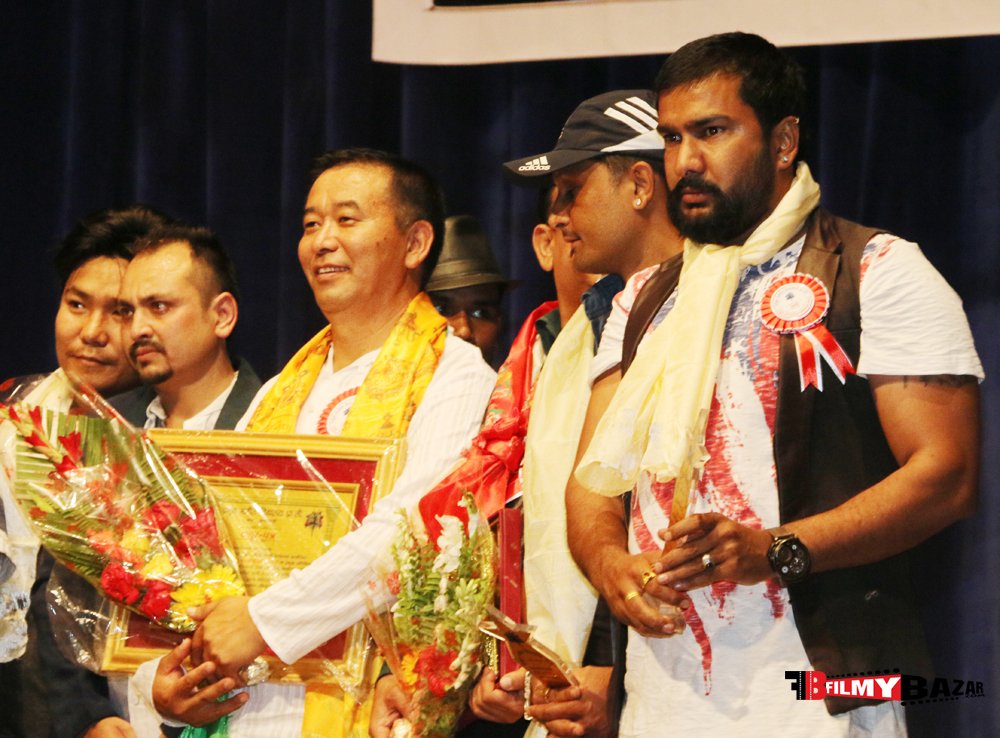   आधा दर्जन चलचित्रकर्मी सम्मानित