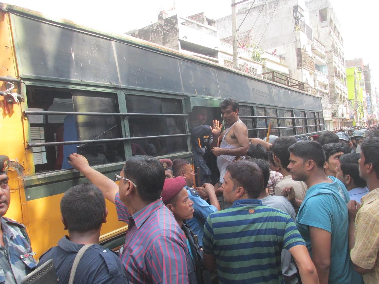  विद्यार्थी लिन गएको बसले कुल्चेर ९ कक्षामा अध्ययनरत छात्राको मृत्यु