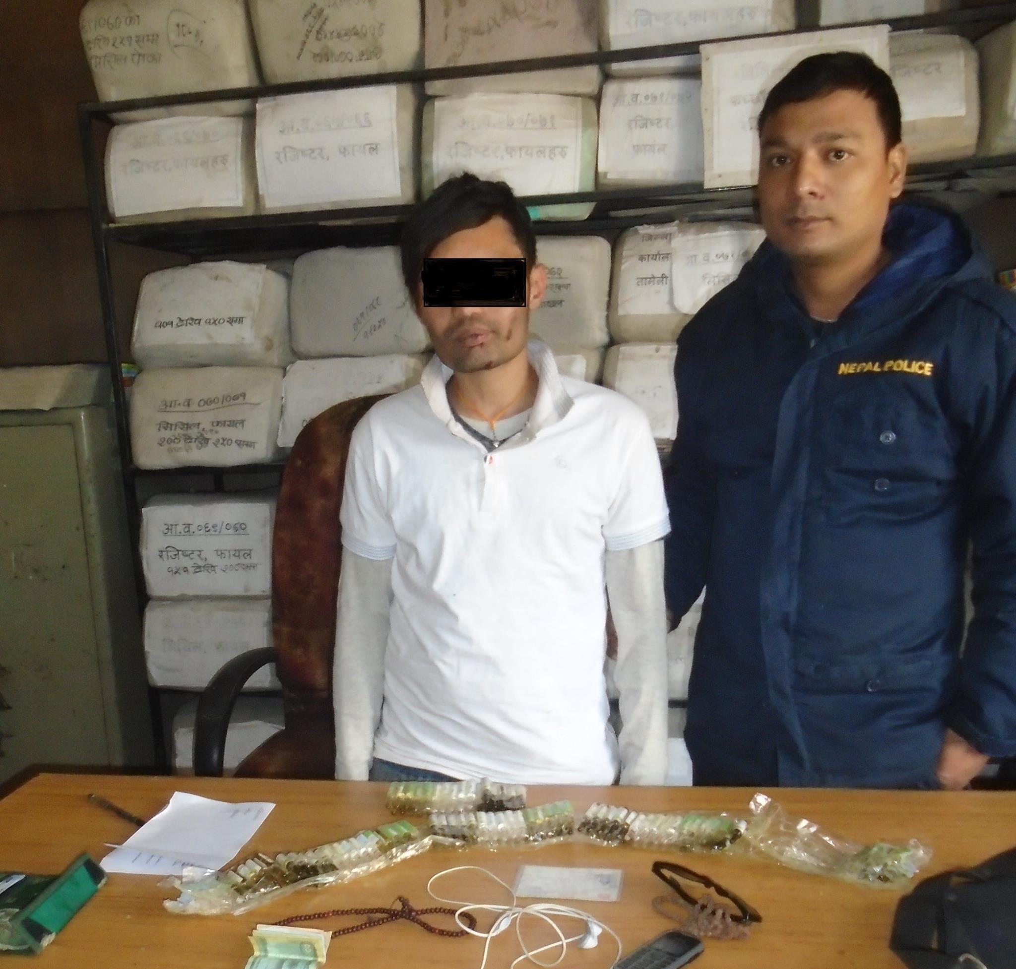   कट्टुमा लुकाएर लागुऔषध ओसारप्रसार गर्ने एक पक्राउ