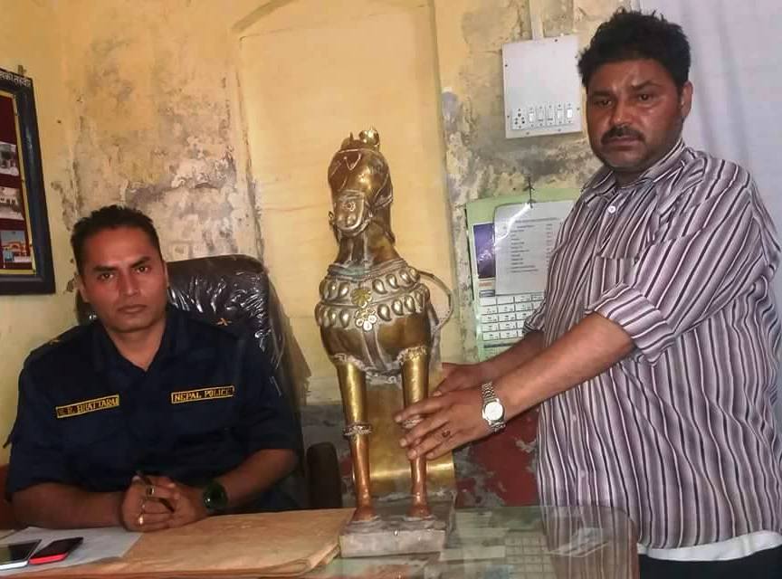   चीन लैजान लागिएको प्राचिन मूर्तिसहित एक पक्राउ