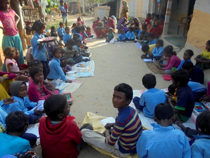   धुर्मुस–सुन्तलीको पहलमा विद्यालय नजाने मुसहर बालबालिका ट्युसन पढ्न थाले