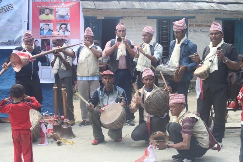  बैदेशिक रोजगारमा गएका यूवाहरु गाउँमा पन्चेबाजा संरक्षणमा