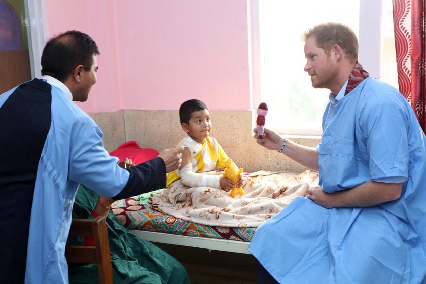   खेलौना लिएर कान्ति बाल अस्पताल पुगे राजकुमार ह्यारी