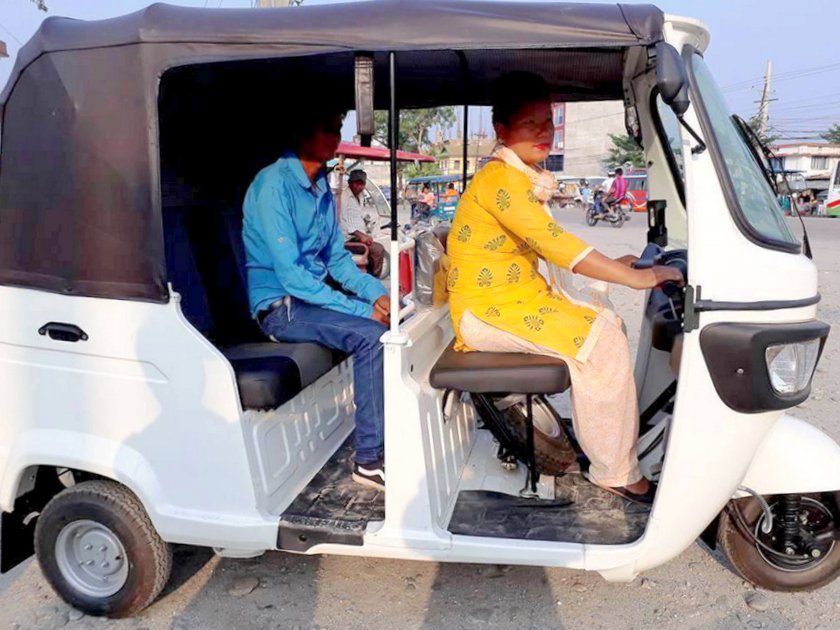  पतिको उपचार खर्च जुटाउन टेम्पो चलाउँदै शान्ता