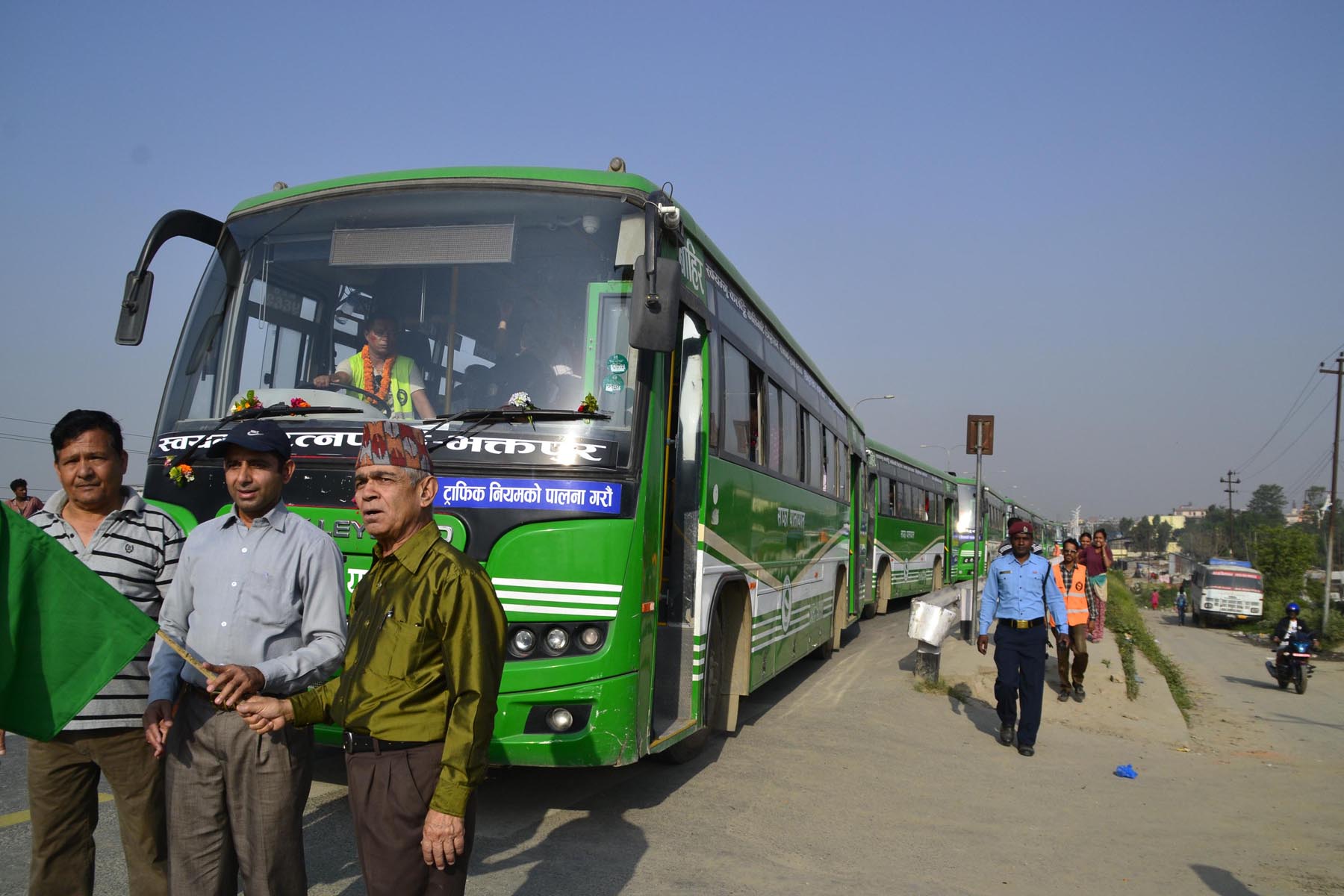   साझा बसलाई भक्तपुरमा भव्य स्वागत ( हेर्नुस भिडियो)