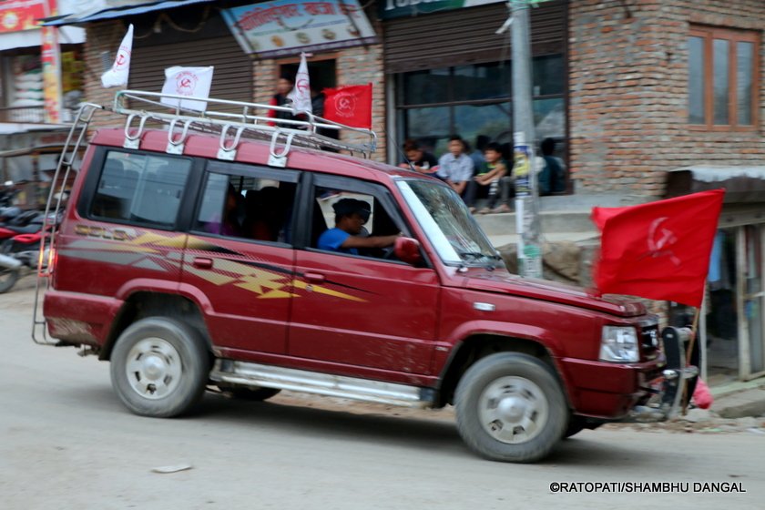   हिउँबाट चिप्लेर खसेका भारतीय पर्यटकको एपीएफ टोलीद्वारा उद्धार