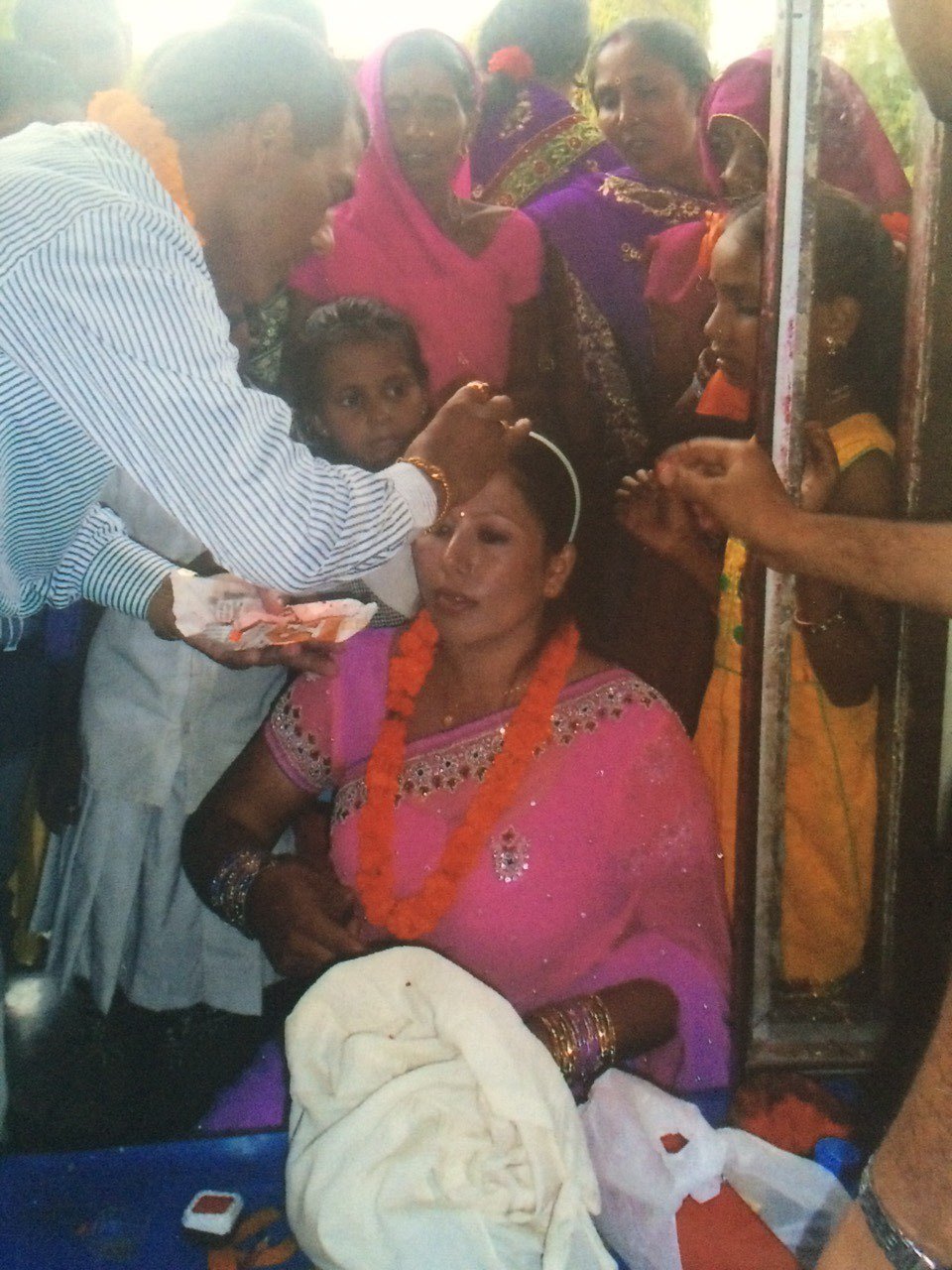   एमाले नेताले ‘यता आउ न बाबा’ भन्दै तीन श्रीमती थुपारेपछि...