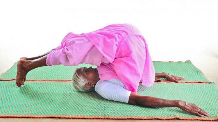 यी हुन् ९८ वर्षे योगा प्रशिक्षक, तपाईं भन्दा थुप्रै गुणा स्वस्थ र फिट