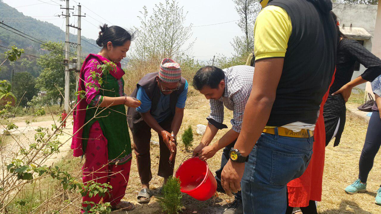   भूकम्पबाट ज्यान गुमाउनेको सम्झनामा बृक्षारोपण