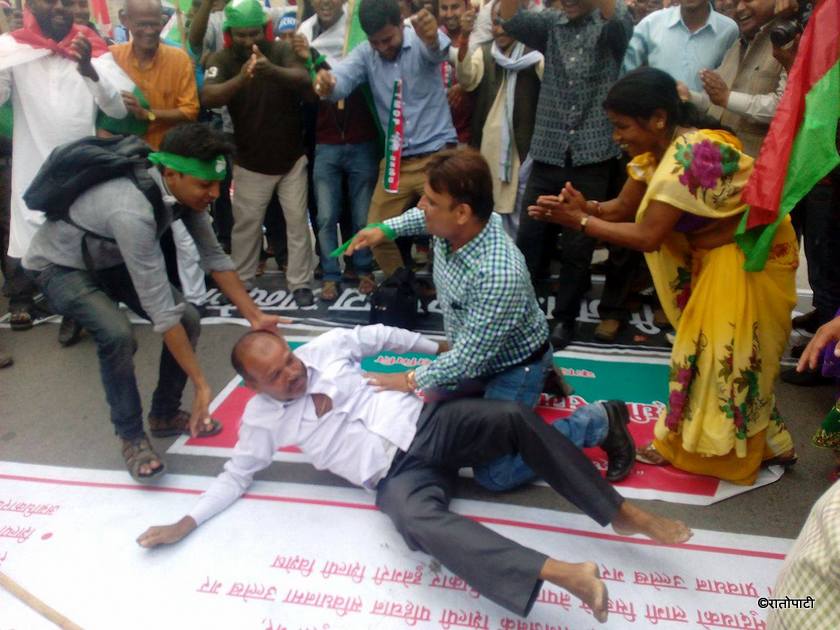   बालुवाटारमा आन्दोलनकारीको कुस्ती (फोटोफिचर)