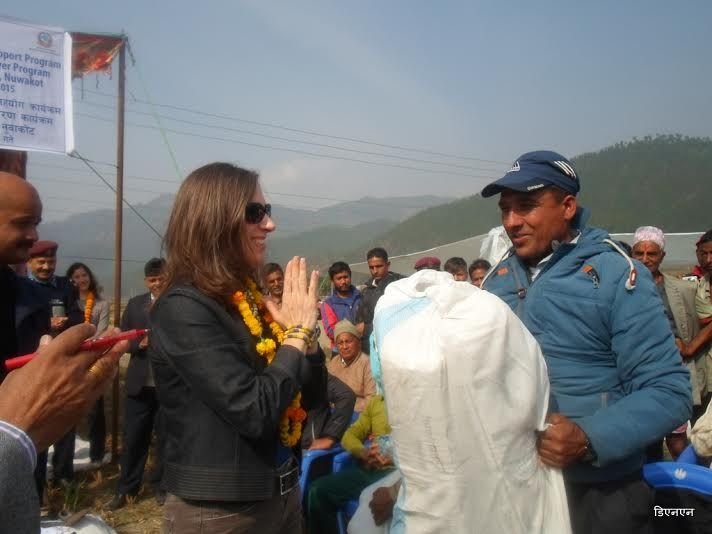   कृषि उपकरण बोकेर किसानको खेतमा पुगिन् अमेरिकी राजदूत