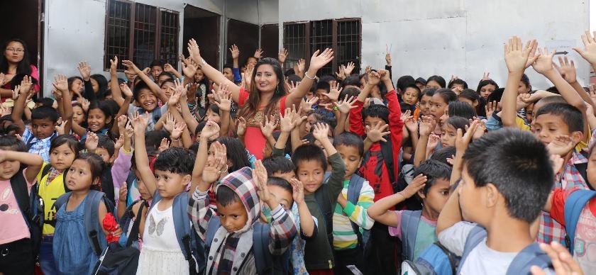   सेलिब्रिटीको समाजसेवामा शोख, बालबालिकालाई अन्जुले शैक्षिक सामग्री बाँडिन्