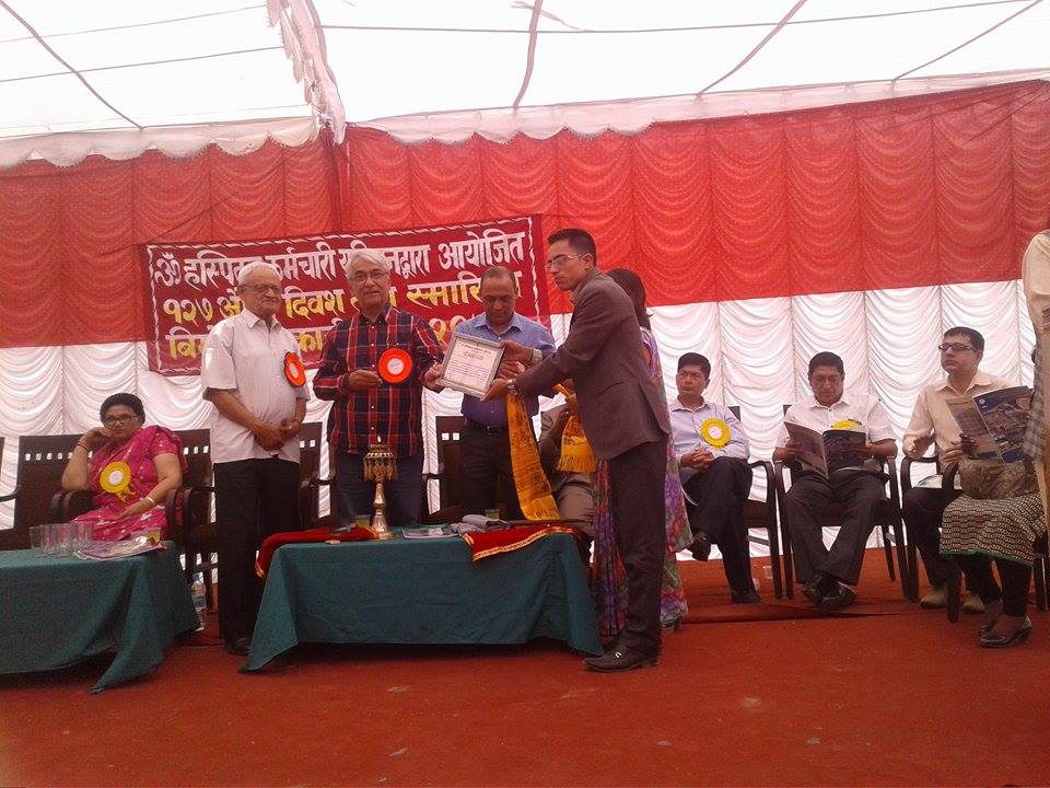   धरहराको टुप्पोबाट खसेर पनि बाच्न सफल नर्सलाई ओम अस्पतालको सम्मान