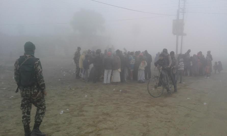   शीतलहर प्रभावितलाई सेनाको आगो र चिया