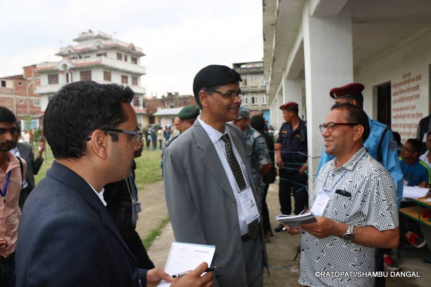   मतदान केन्द्रको अनुगमन गर्न पुगे प्रमुख निर्वाचन आयुक्त यादव (फोटोफिचर)